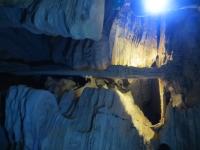 Registro de estalagmite iluminada da gruta da Lapa do Bode. Foto; Violeta de Souza Martins, 2020.