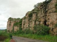 Estratificação cruzada acanalada e planos de truncamento.Foto; Antônio José Dourado Rocha, 2002.