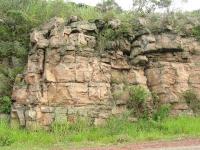 Estratificação planoparalela e cruzada acanalada (sistema eólico).Foto; Antônio José Dourado Rocha, 2002.