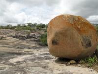 Bloco esférico com interposição de arte rupestre, tanto pintada quanto entalhada na face mais lisa do matacão. Foto: Rogério Valença Ferreira.