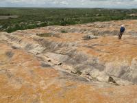 Caneluras de grande porte sulcando a vertente oeste do Lajedo Salambaia. Foto: Geysson de Almeida Lages.