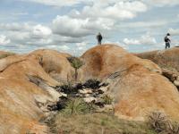 Caneluras profundamente sulcadas e ampliadas pela coalecência de pequenas bacias de dissolução. Foto: Rogério Valença Ferreira.