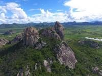 Inselbergue do tipo 2, com feições de faturamento e rampa de tálus em sua base. (Foto: Rubson Maia, 2015).