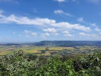 Vista do mirante Cerro Comprido observa-se o padrão de relevo contrastante do plano para as escarpas existentes na região da Quarta Colônia. (Autor: WVGNR/2021)