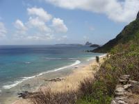 Vista a partir do Mirante Forte do Boldró, localizado em topo de falésia, onde se observa as ilhas secundárias de Fernando de Noronha ao fundo. Foto: Wilson Wildner.