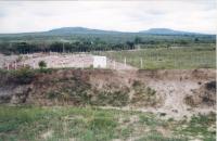 Morrão (a direita) compondo a anticlinal de eixo, norte -sul, com mergulho para norte.  Foto: Antônio J. Dourado Rocha, 1996