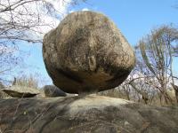 Detalhe do bloco esférico sustentado por pedestal rochoso (balancing rock), o que lhe confere a semelhança de um cálice. Foto: Rogério Valença Ferreira.