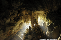 A entrada da caverna, vista de dentro pra fora