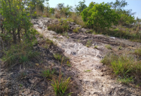 Área da antiga extração de cascalho no Morro da Serrinha, com exposição dos quartzitos. Há trilhas no local, utilizada por ciclistas e pedestres, que aceleram o processo de desagregação da rocha.