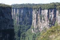 Escarpas do Cânion Itaimbezinho vistas durante o percurso da Trilha do Cotovelo. Autor: Michel Godoy (2011)