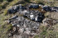 No entorno do sítio da geodiversidade é possível visualizar afloramentos de rochas vulcânicas da  formação Serra Geral de idade Cretácea Inferior com interessantes feições de fluxo de lava preservadas. (Autor: Michel Godoy/2011)