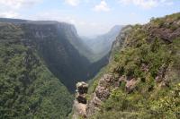 O sítio da geodiversidade Pedra do Segredo da Fortaleza fica dentro do cânion Fortaleza e pode se observar as imponentes escarpas do Serra Geral. (Autor: Michel Godoy/2011)