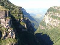 No topo do cânion pode visualizar as escarpas basálticas intensamente vegetadas com espécies da Mata Atlântica e ao fundo a extensa planície costeira do litoral sul de Santa Catarina. (Autor: Michel Godoy/2011)