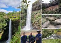 fig. 1 - Cachoeira Ponte Alta. a) vista da cachoeira da parte de cima; b) vista da cachoeira a partir da parte baixa; c) detalhe mostrado o contato entre os dois derrames de basalto; d) detalhe do arenito que ocorre na base da cachoeira; e) vista da porção superior da cachoeira, onde há alto risco de queda para os visitantes. Fotos dos autores: Hildor Seer, Lúcia Moraes e Adilson Cavalcanti.