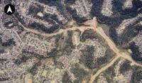 Localização da Pedra de "Xangô", com destaque para a supressão da cobertura vegetal ao longo da drenagem em 2002 (Foto aérea 1:10.000 - CONDER, 2002).