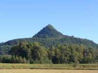 O Morro Agudo é um marco geomorfológico possui uma elevação de aproximadamente 429 metros sendo formado pela associação de rochas sedimentares e vulcânicas (Formação Guará – Juro-Cretáceo e Formação Serra Geral – Cretáceo Inferior). É classificado como um morro testemunho e pela sua forma pontiaguda é considerado uma referência turística na região de Agudo. (Autor: Michel Godoy/2009)