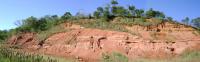 O sítio da geodiversidade Pixe é um afloramento na forma de barranco de beira de morro ao lado da estrada RS-149. Apresenta-se em campo como um talude com área de exposição com  50 metros de extensão e 15 metros de altura. Já foram identificadas presenças de bioturbações (Skolithos) e foram coletados materiais osteológicos relacionados a tetrápodes.(Autor: Michel Godoy/2008)